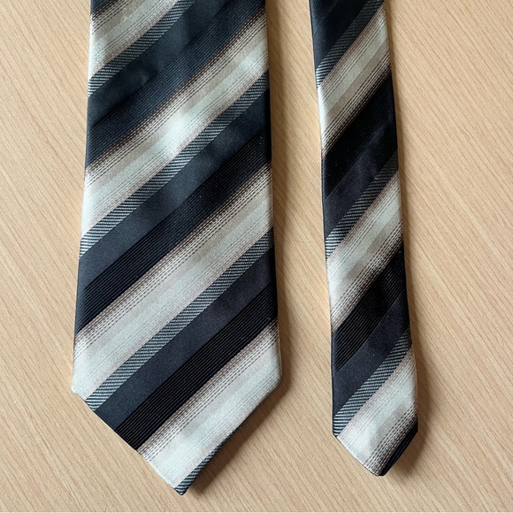 💕2/$30 💕Gianfranco Valentino Striped 100% Silk Tie - Picture 2 of 7